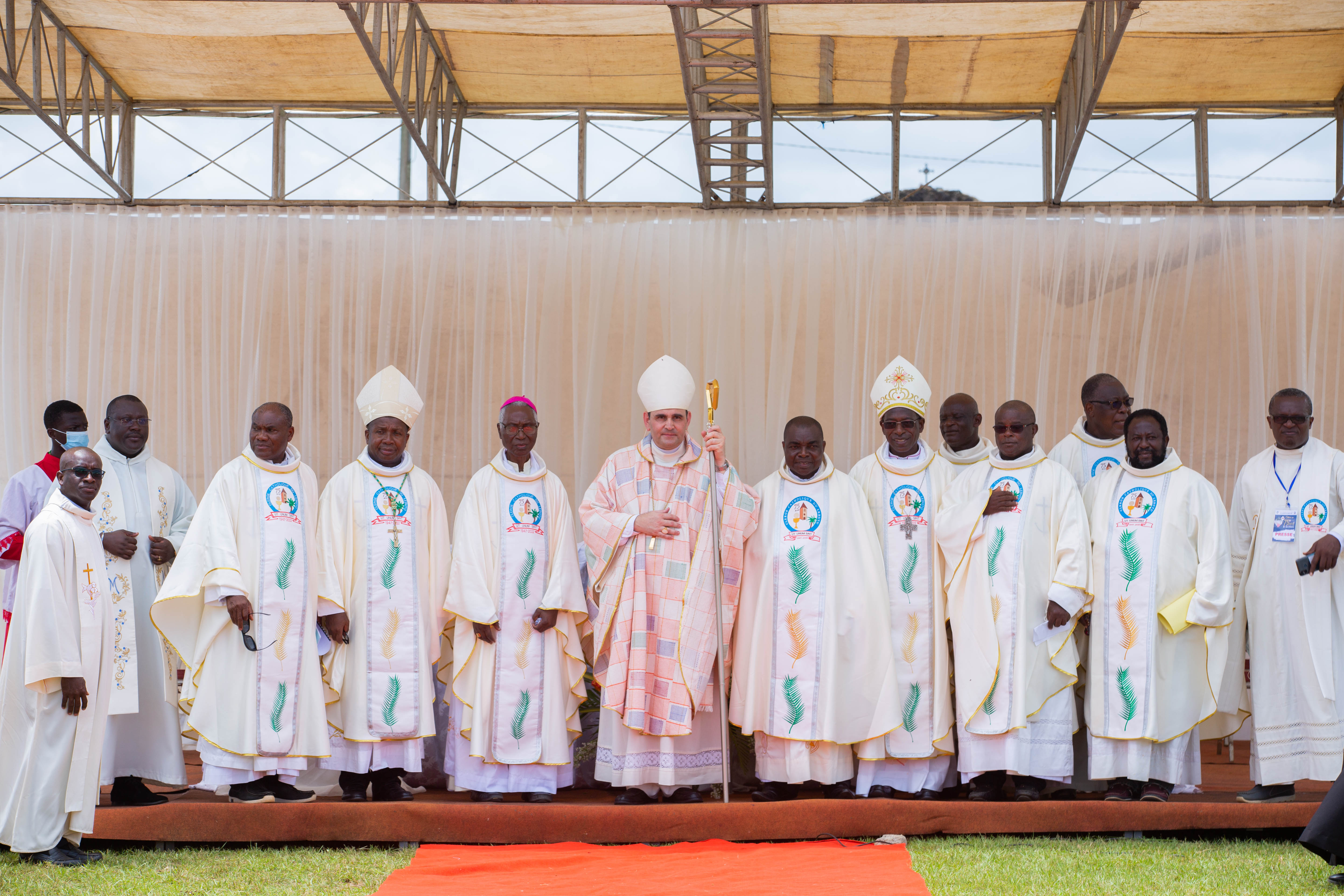 Le nonce apostolique Mgr Paolo Borgia entouré des évêques a vivement hommage au cardinal Bernard Yago à Kpass