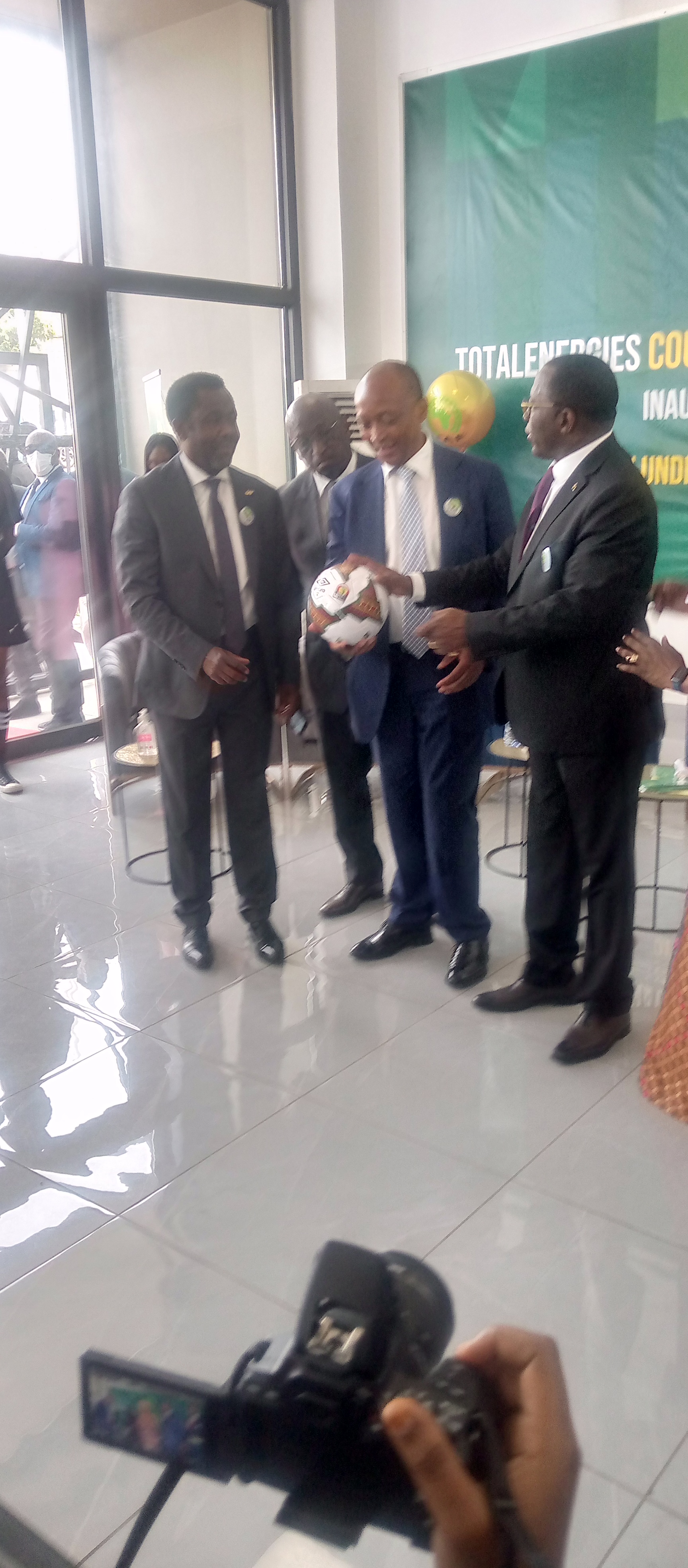 Le ministre Danho Paulin Claude avec le président de la CAF