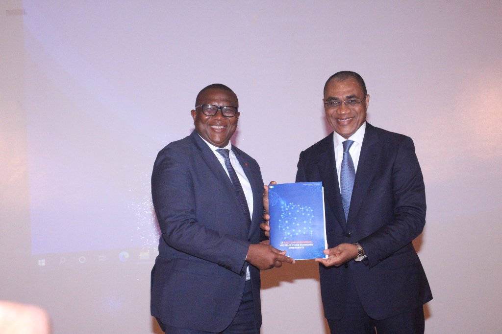 Photo entre les ministres ivoiriens de l'économie et de la communication et de l'économie numérique