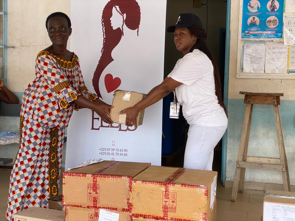 Mme Dominique Djè Bi Djè de l'Ong Pour Elles remettant un lot à une mère d'Agboville Mme Dominique Djè Bi Djè de l'Ong Pour Elles remettant un lot à une mère d'Agboville