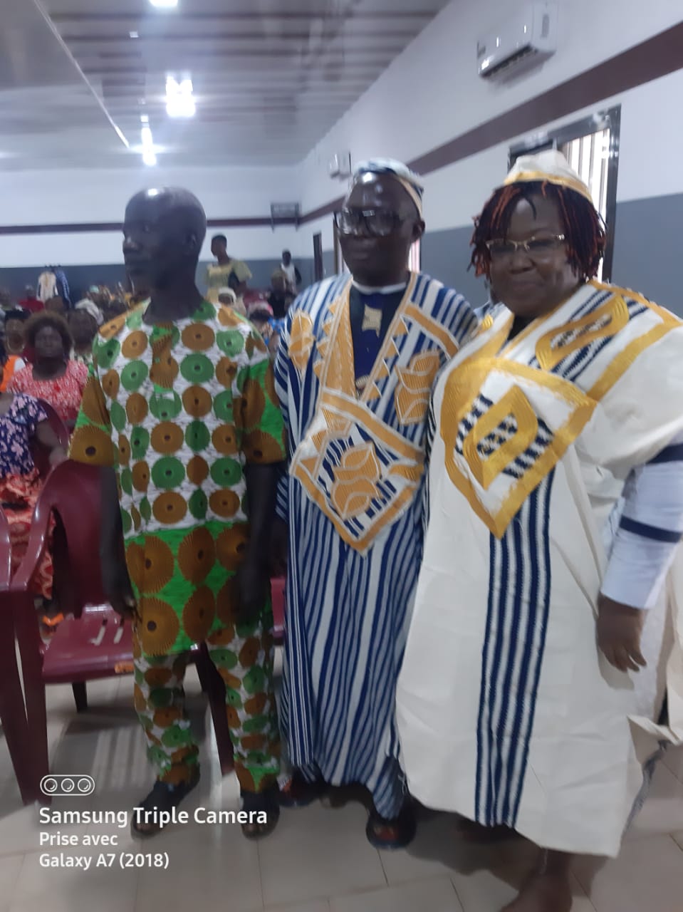 Caravane du textile traditionnel à Kouibly/ Le maire et le président du conseil régional font de précieux don aux artisans de Côte d'Ivoire. Caravane du textile traditionnel à Kouibly/ Le maire et le président du conseil régional font de précieux don aux artisans de Côte d'Ivoire.