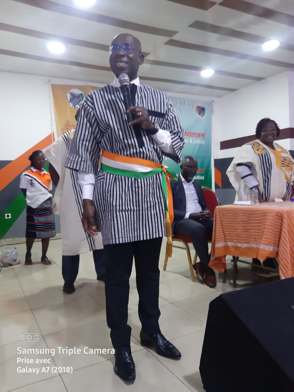 Caravane du textile traditionnel à Kouibly/ Le maire et le président du conseil régional font de précieux don aux artisans de Côte d'Ivoire. Caravane du textile traditionnel à Kouibly/ Le maire et le président du conseil régional font de précieux don aux artisans de Côte d'Ivoire.