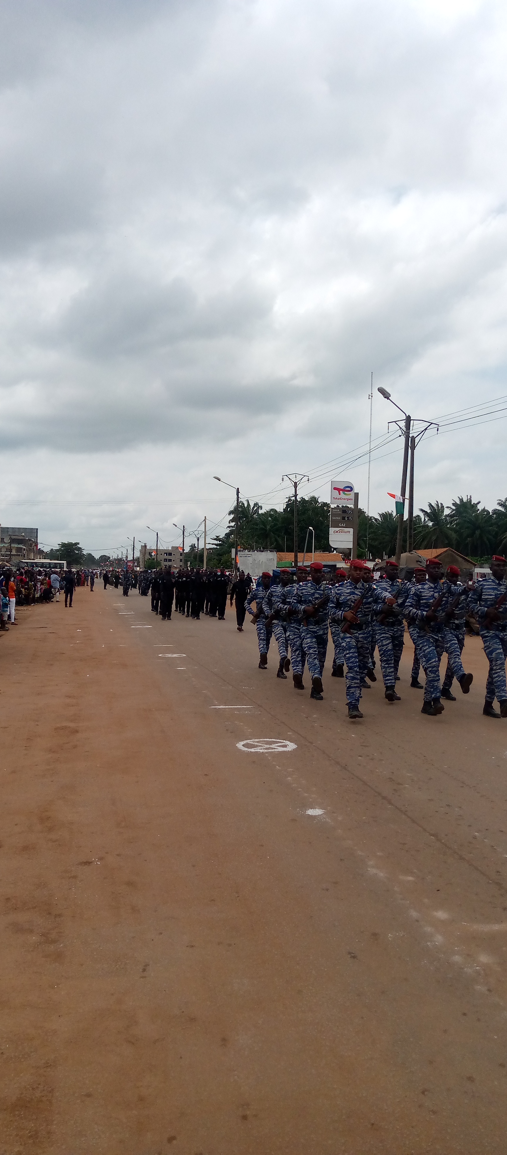 Célébration des 62 ans de l'indépendance/ Le préfet de Dabou exhorte la jeunesse à oublier le banditisme et la drogue pour l'auto emploi. Célébration des 62 ans de l'indépendance/ Le préfet de Dabou exhorte la jeunesse à oublier le banditisme et la drogue pour l'auto emploi.