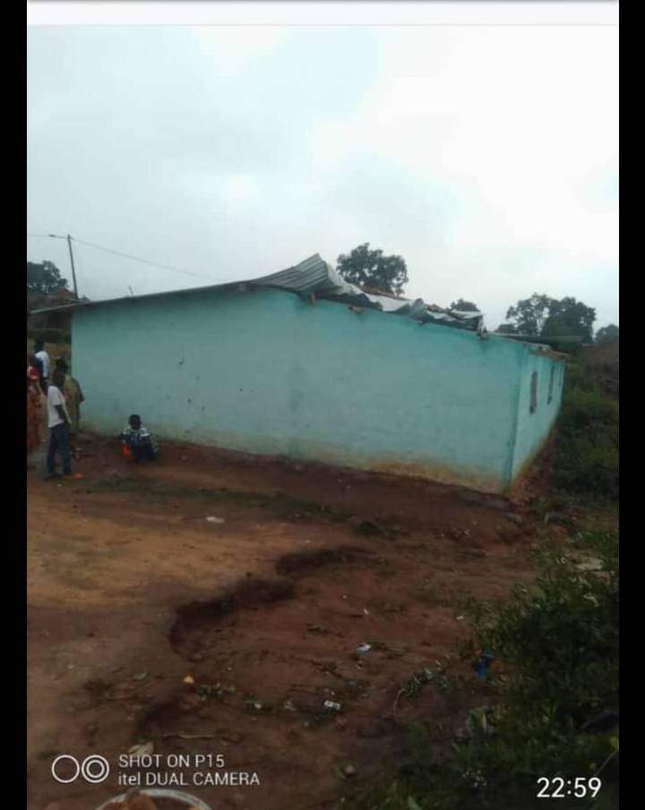Une vue d'un village ravagé par la tornade Une vue d'un village ravagé par la tornade