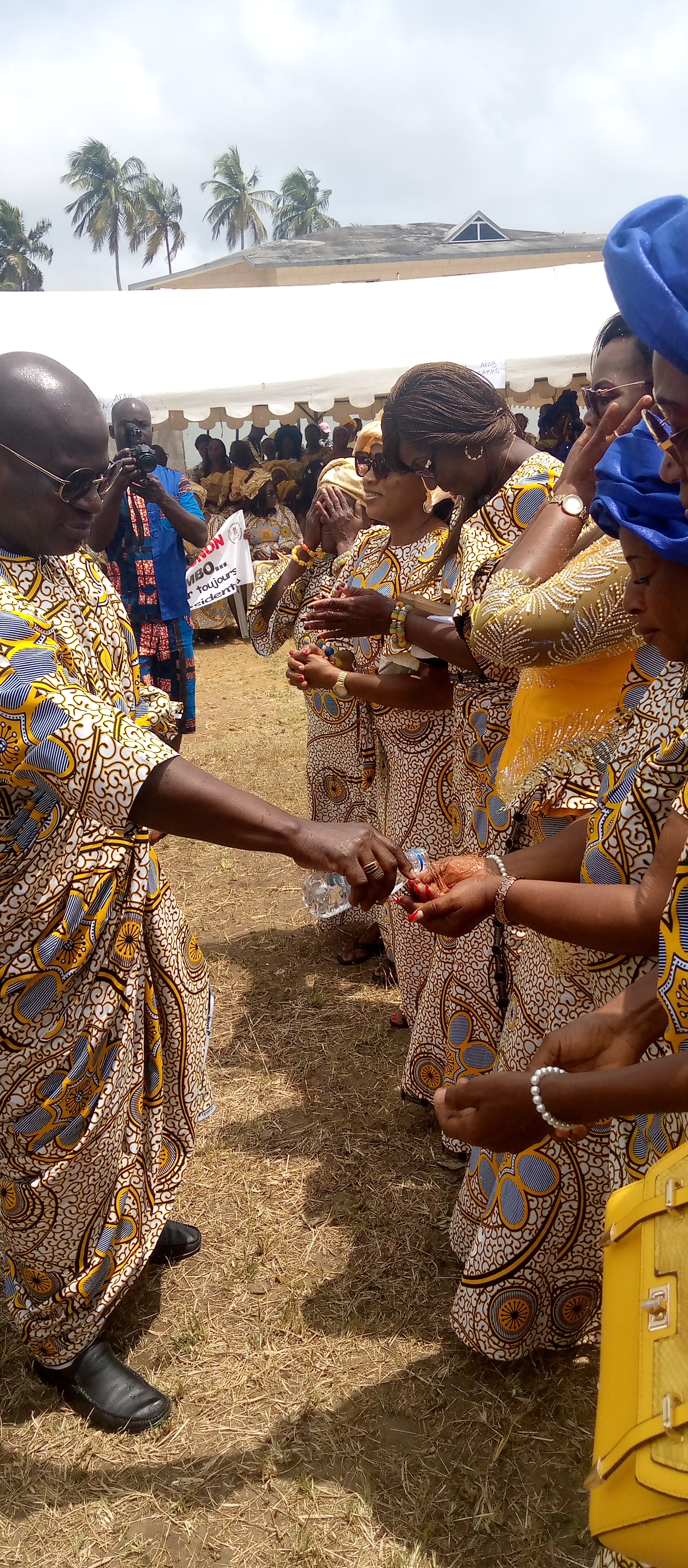 Les femmes de l'Afad reçoivent leur baptême du ministre Essis Emmanuel représentant le parrain