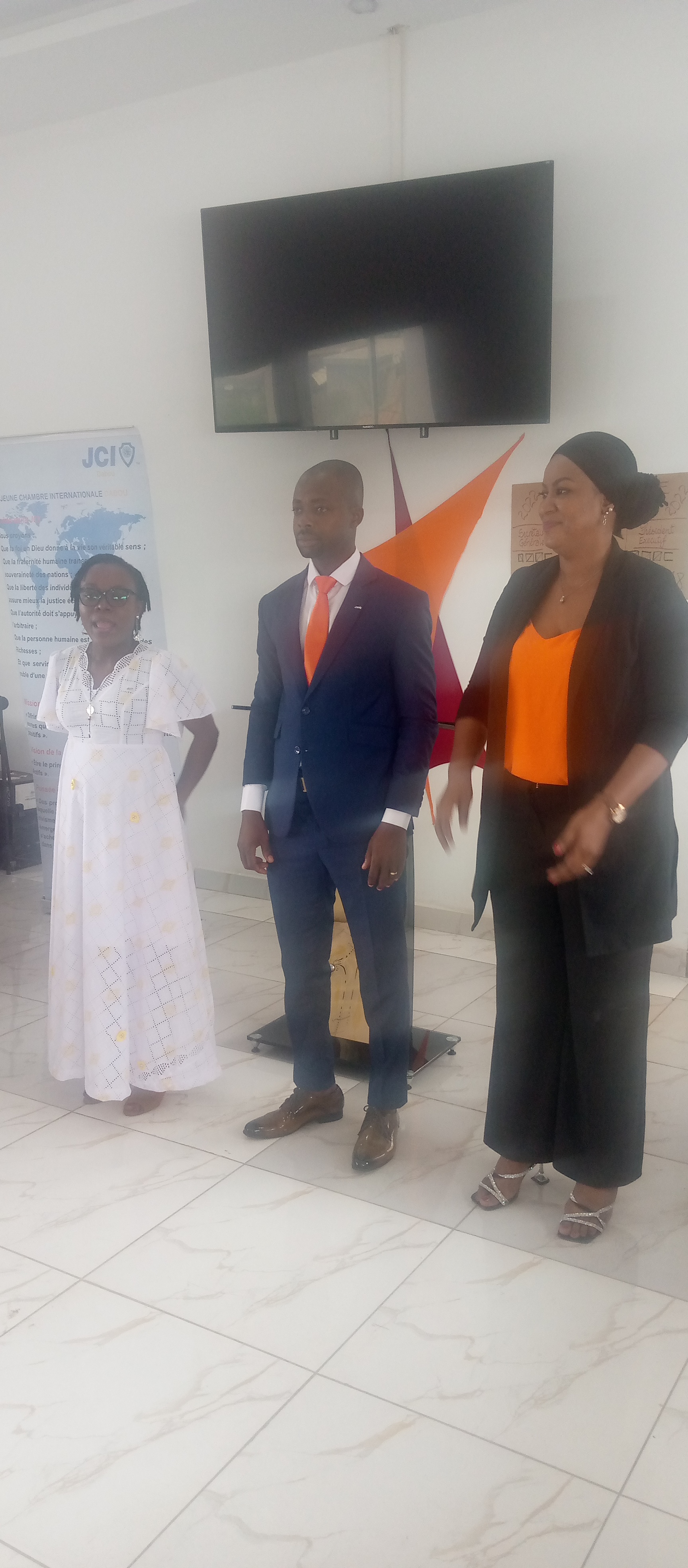 Le président Koffi Morofié entouré de Yéble Victoire (à g) et de Mariam Bouraïka (à dr) Le président Koffi Morofié entouré de Yéble Victoire (à g) et de Mariam Bouraïka (à dr)