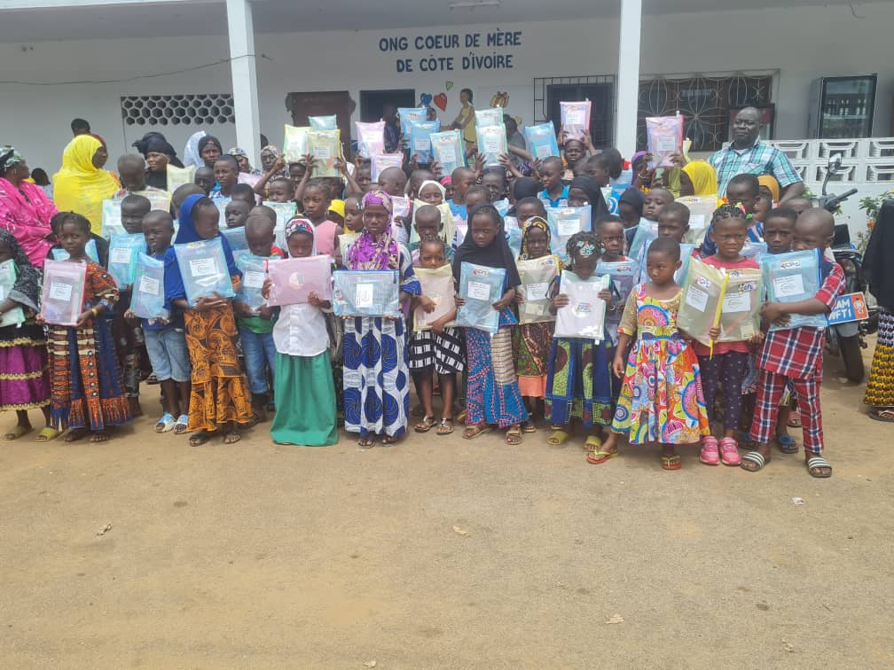 Les enfants orphelins heureux de brandir leurs kits