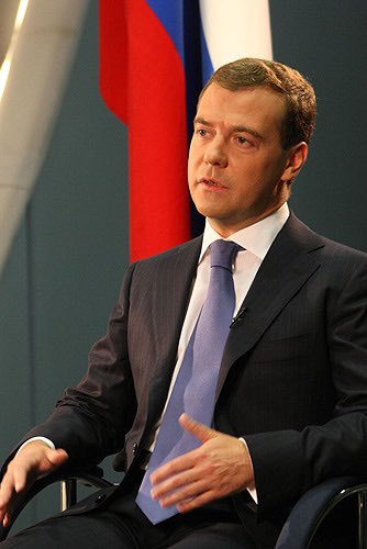 Menaces de recours au nucléaire malgré les échecs : pour qui roule vraiment Medvedev ?