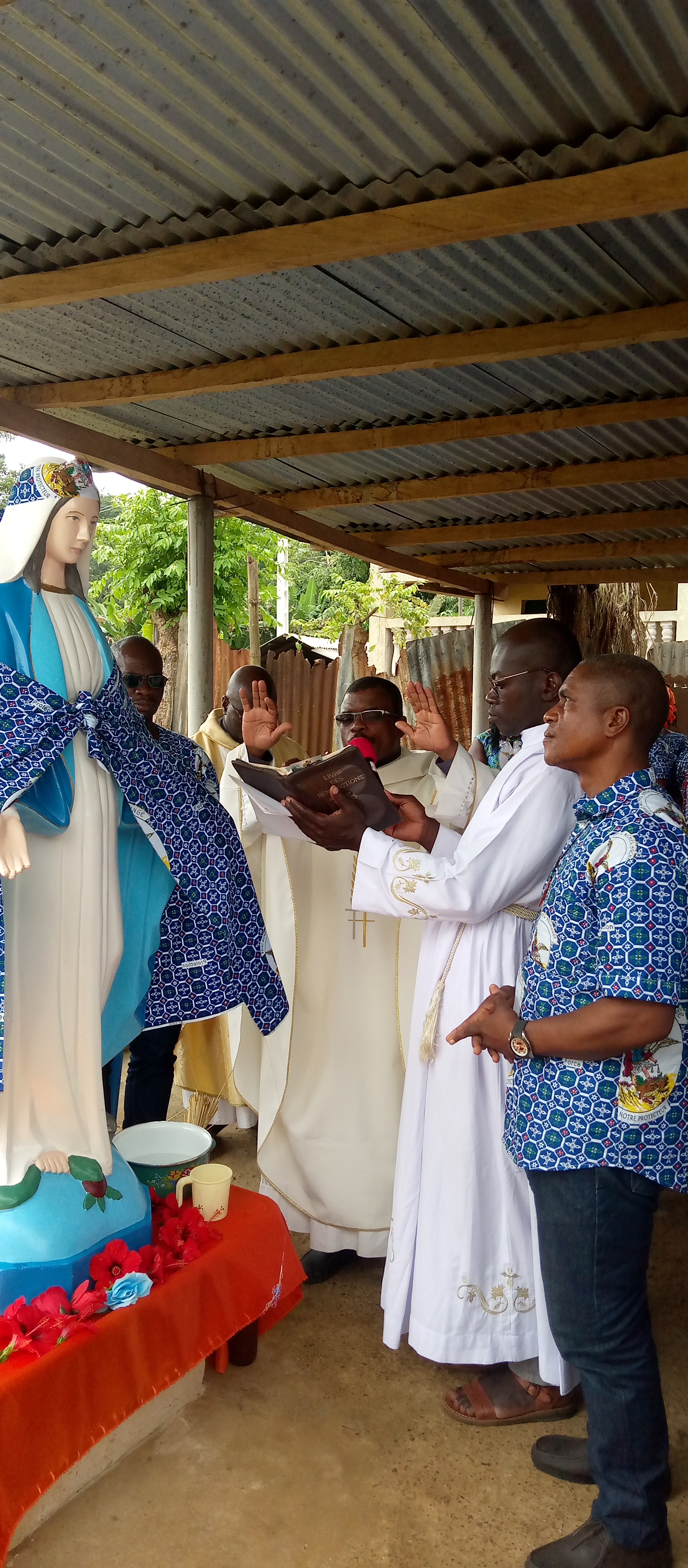 Mgr Albert Datcha a consacré le Camp de prières " La Vierge Marie d'Agbaille"