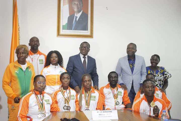 Le ministre Danho Paulin Claude entouré des médaillés ivoiriens