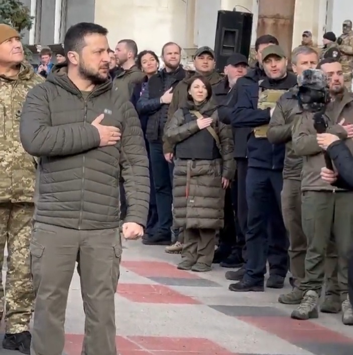 Libération de Kherson : Zelensky sur le terrain, chante l'hymne nationale avec ses troupes