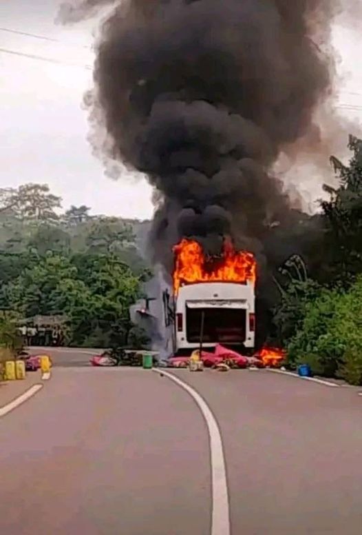 Car GDF en feu en pleine circulation