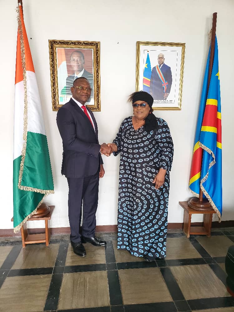 Tshala Muana saluée par Metch Adjé Silasdans les locaux de l'ambassade de la Côte d'Ivoire en Rdc. Tshala Muana saluée par Metch Adjé Silasdans les locaux de l'ambassade de la Côte d'Ivoire en Rdc.