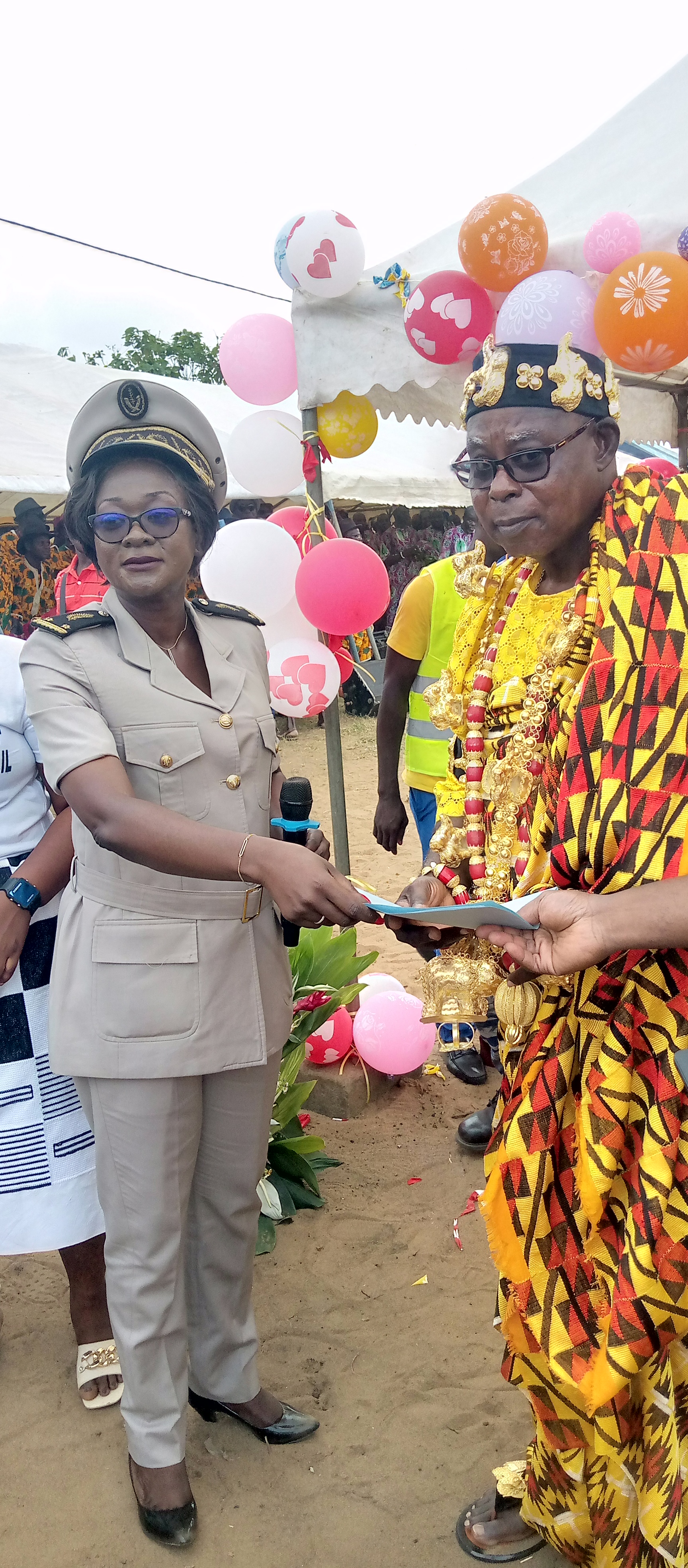 Mme Koné Christelle secrétaire général de préfecture de Dabou remettant son arrêté préfectoral au nouveau chef