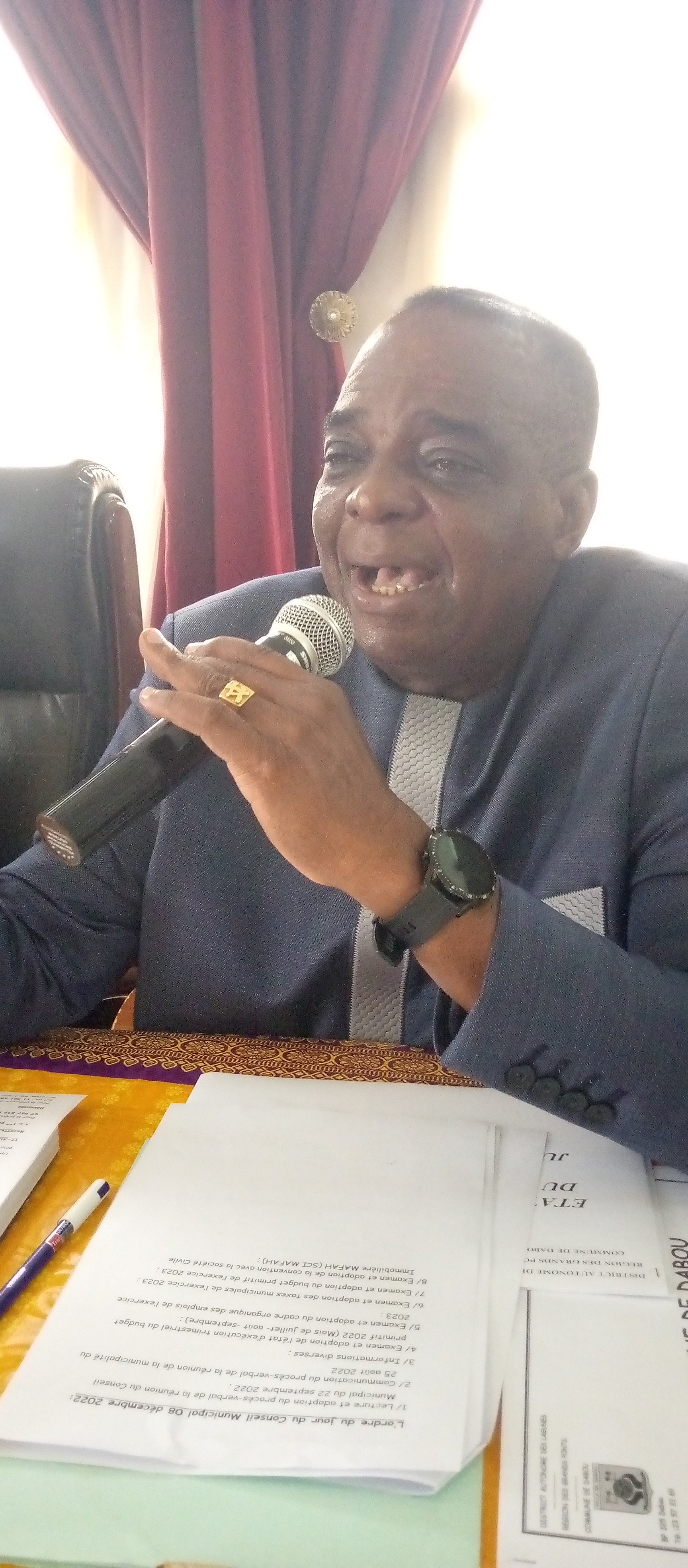 Le maire Yédé Niagne Claude très remonté contre le régisseur et des agents municipaux Le maire Yédé Niagne Claude très remonté contre le régisseur et des agents municipaux