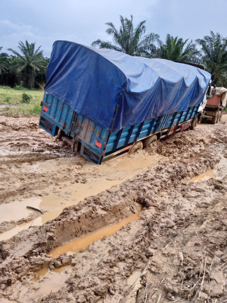 Une image de l'axe menant à Ahouanou dans le département de Grand Lahou totalement coupé Une image de l'axe menant à Ahouanou dans le département de Grand Lahou totalement coupé