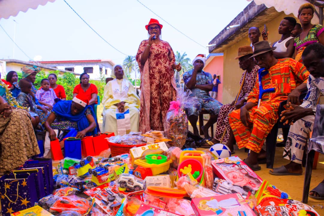 Les nombreux cadeaux présentés par la présidente de l'Afab-Sougnon, Yobou Carelle Les nombreux cadeaux présentés par la présidente de l'Afab-Sougnon, Yobou Carelle