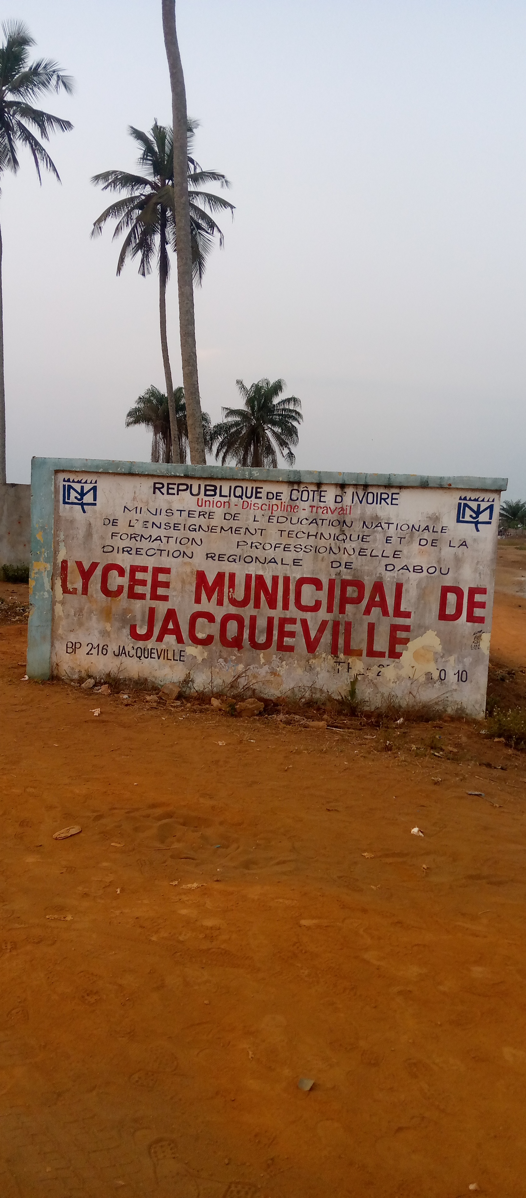 Une vue la façade extérieure du lycée municipal de Jacqueville Une vue la façade extérieure du lycée municipal de Jacqueville
