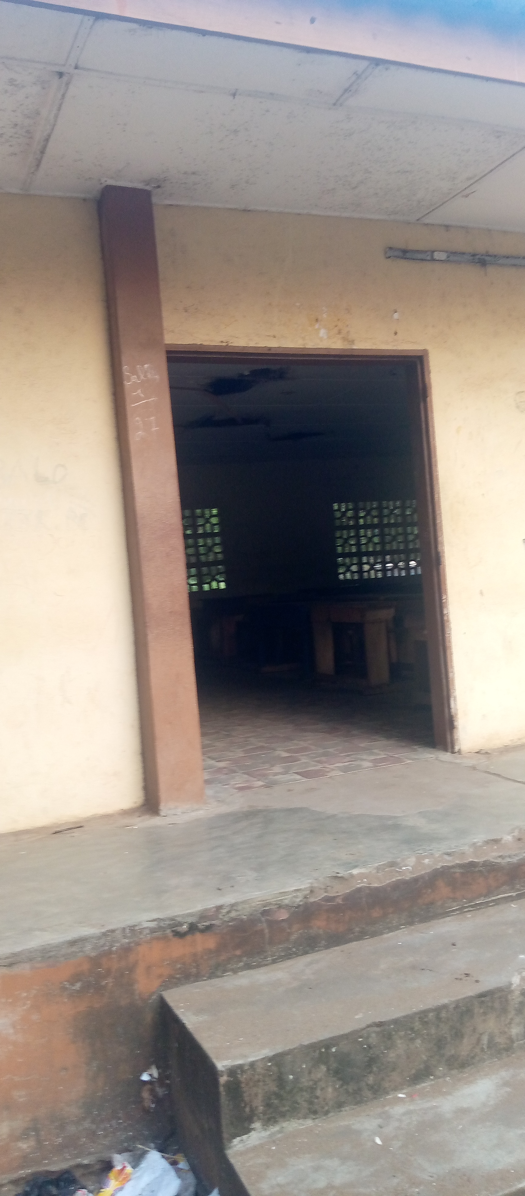 Des locaux du lycée de Jacqueville en ruine, drogués et prostituées en profitent. Des locaux du lycée de Jacqueville en ruine, drogués et prostituées en profitent.