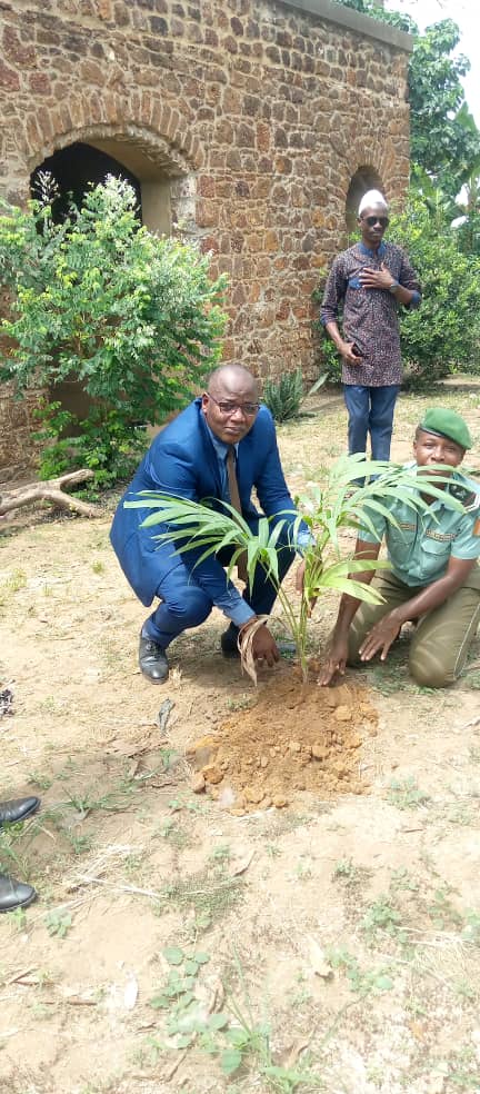L'Iepp Dabou 1,  Sako Yacouba en plein planting dans le jardin du Fort Faidherbe de Dabou