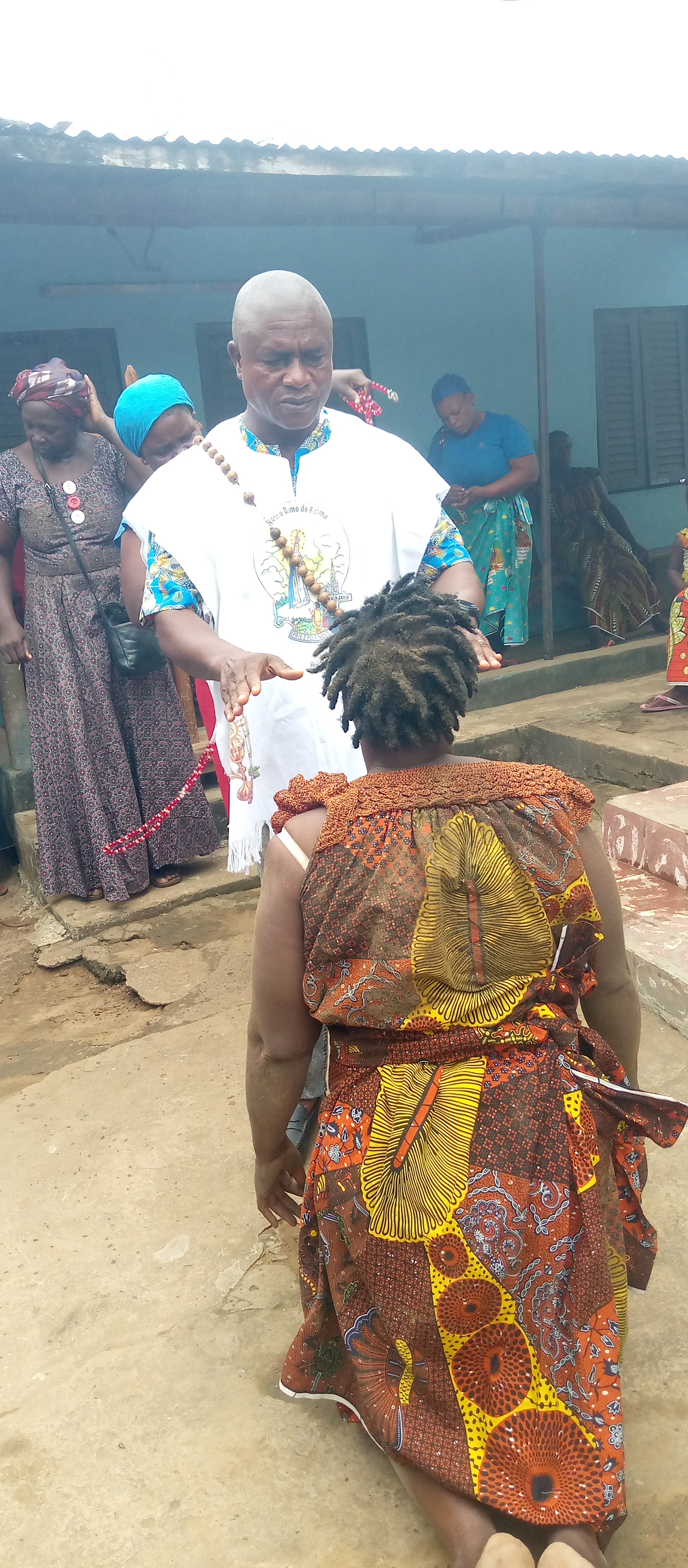 Accusée de " manger" ses propres enfants en sorcellerie, une vieille femme conduite dans un camp de délivrance par des villageois. Accusée de " manger" ses propres enfants en sorcellerie, une vieille femme conduite dans un camp de délivrance par des villageois.