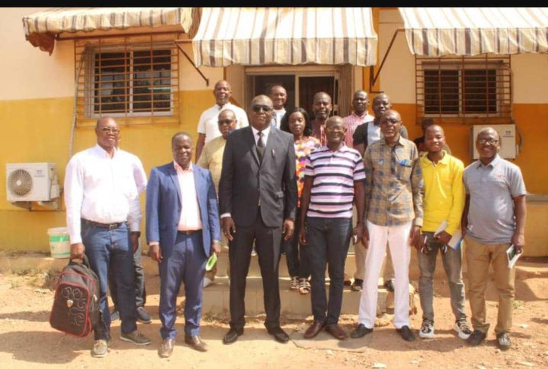 Le nouveau directeur régional du commerce de Bouaké avec les journalistes locaux Le nouveau directeur régional du commerce de Bouaké avec les journalistes locaux