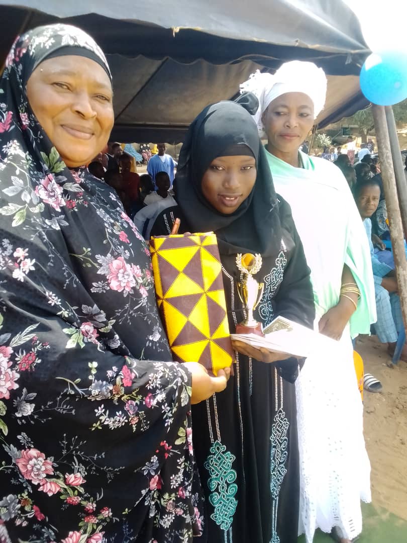 Adja Mafitini au côté des veuves de Dabou