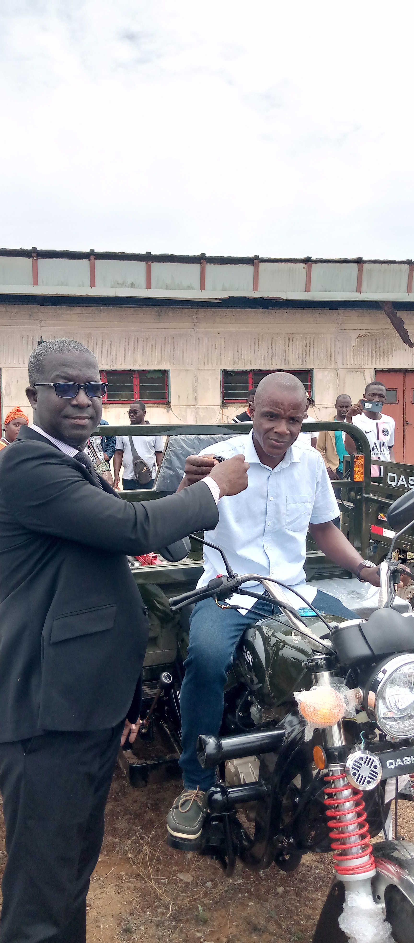 Le représentant du ministre de l'environnement et du développement durable remettant les clés du tricycle Le représentant du ministre de l'environnement et du développement durable remettant les clés du tricycle