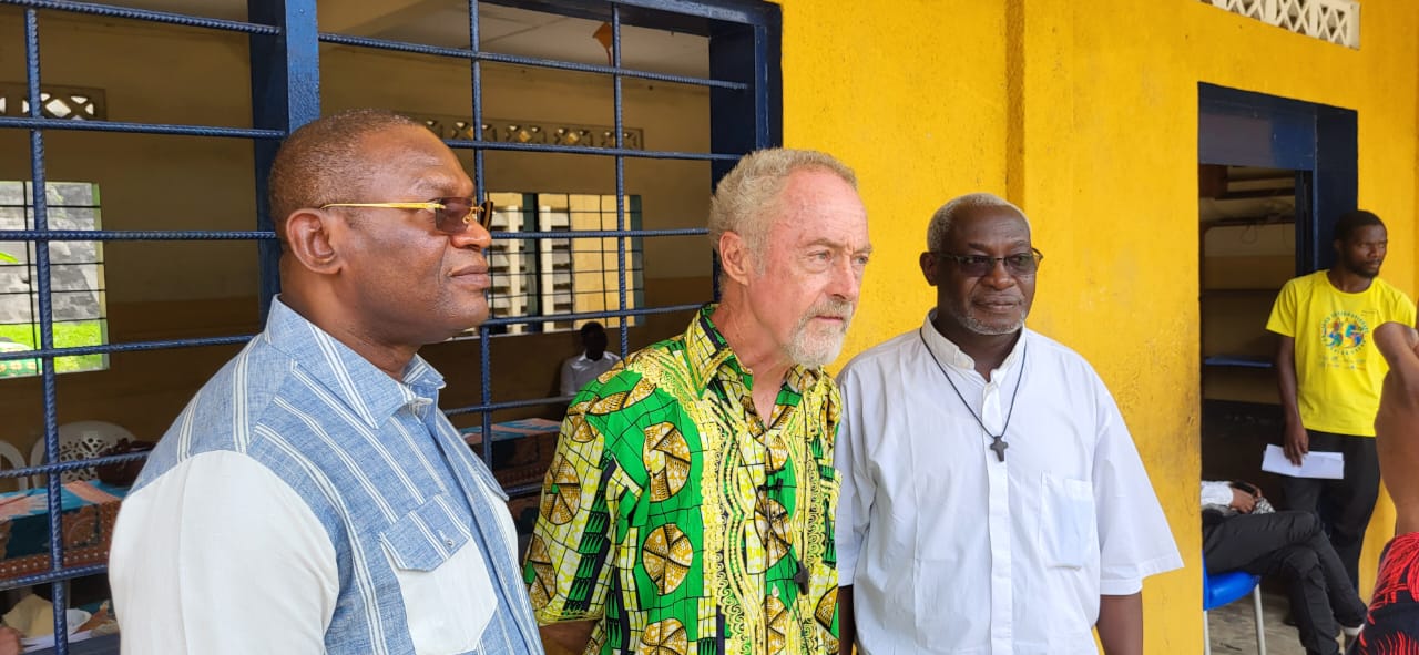 Bienfaisance / L'ambassadeur Metch Silas donne le sourire aux enfants de la rue et orphelins en Rdc Bienfaisance / L'ambassadeur Metch Silas donne le sourire aux enfants de la rue et orphelins en Rdc