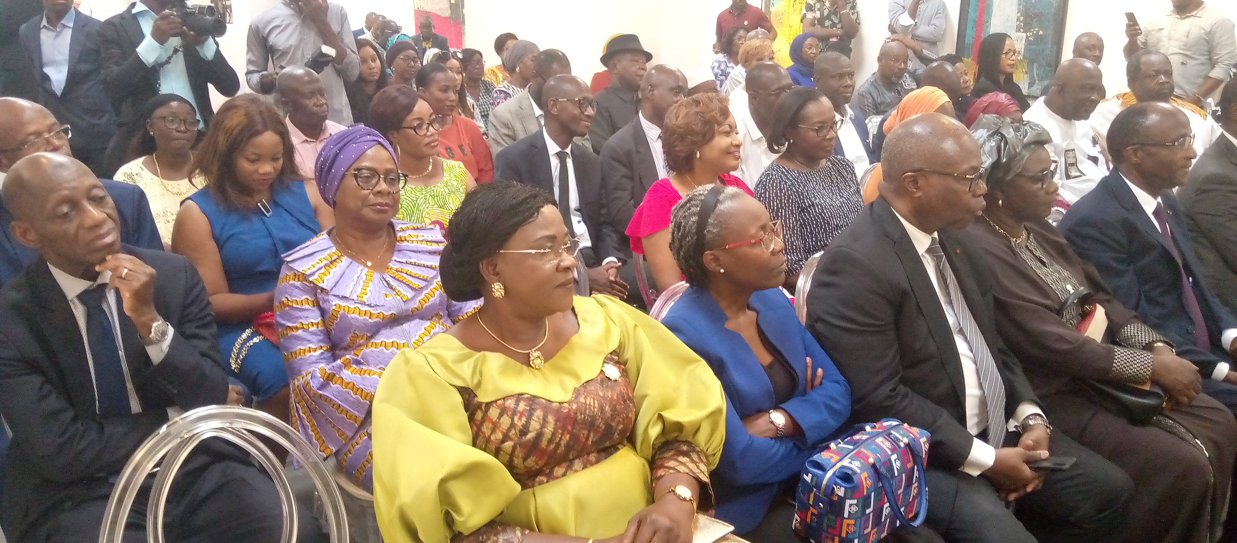 Les amis, parents et amoureux du livre sont venus soutenir l'écrivaine Les amis, parents et amoureux du livre sont venus soutenir l'écrivaine