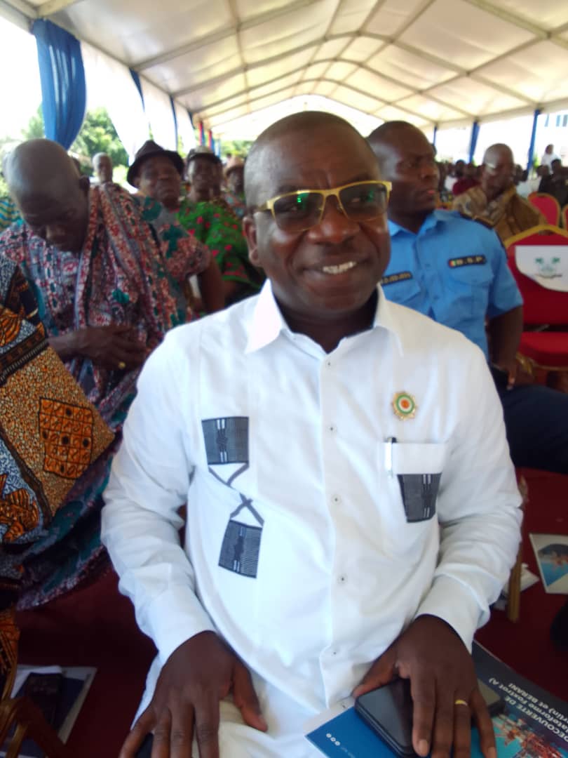 L'honorable Lobo Anké Léon s'est complètement blanchi devant les chefs de villages L'honorable Lobo Anké Léon s'est complètement blanchi devant les chefs de villages