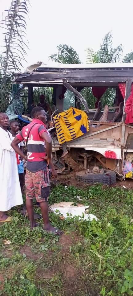 Ce qui reste du car après l'accident qui a fait 4 morts