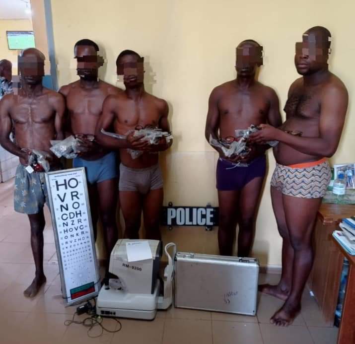 Un pasteur, un étudiant et 3 autres individus ont été mis aux arrêts Un pasteur, un étudiant et 3 autres individus ont été mis aux arrêts