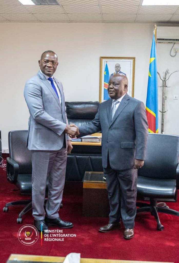 L'ambassadeur de la Côte d'Ivoire en Rdc, Metch Adjé Silas ( à g) a remis une invitation au ministre congolais de l'intégration régionale