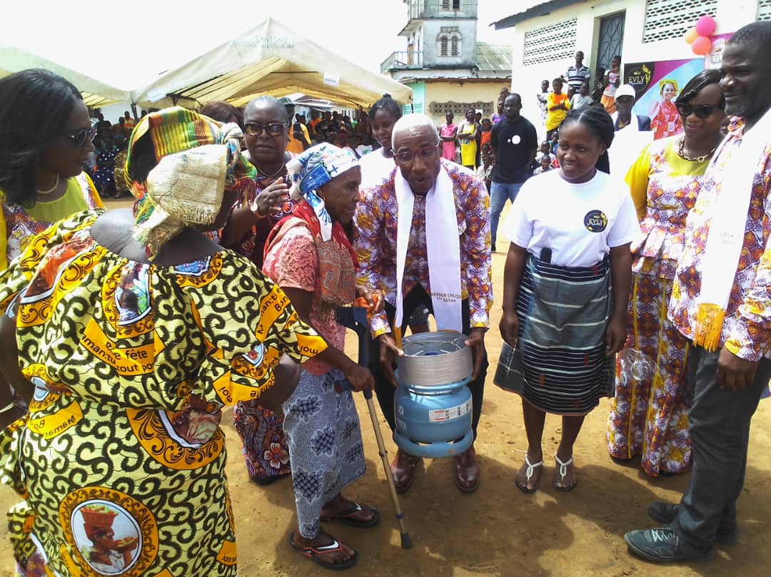 Lasme Justin, le parrain remettant son cadeau à une matriarche Lasme Justin, le parrain remettant son cadeau à une matriarche