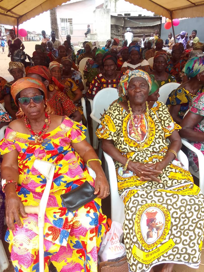 Les maman du 3 ème âge très joyeuses à la fête des mères Les maman du 3 ème âge très joyeuses à la fête des mères