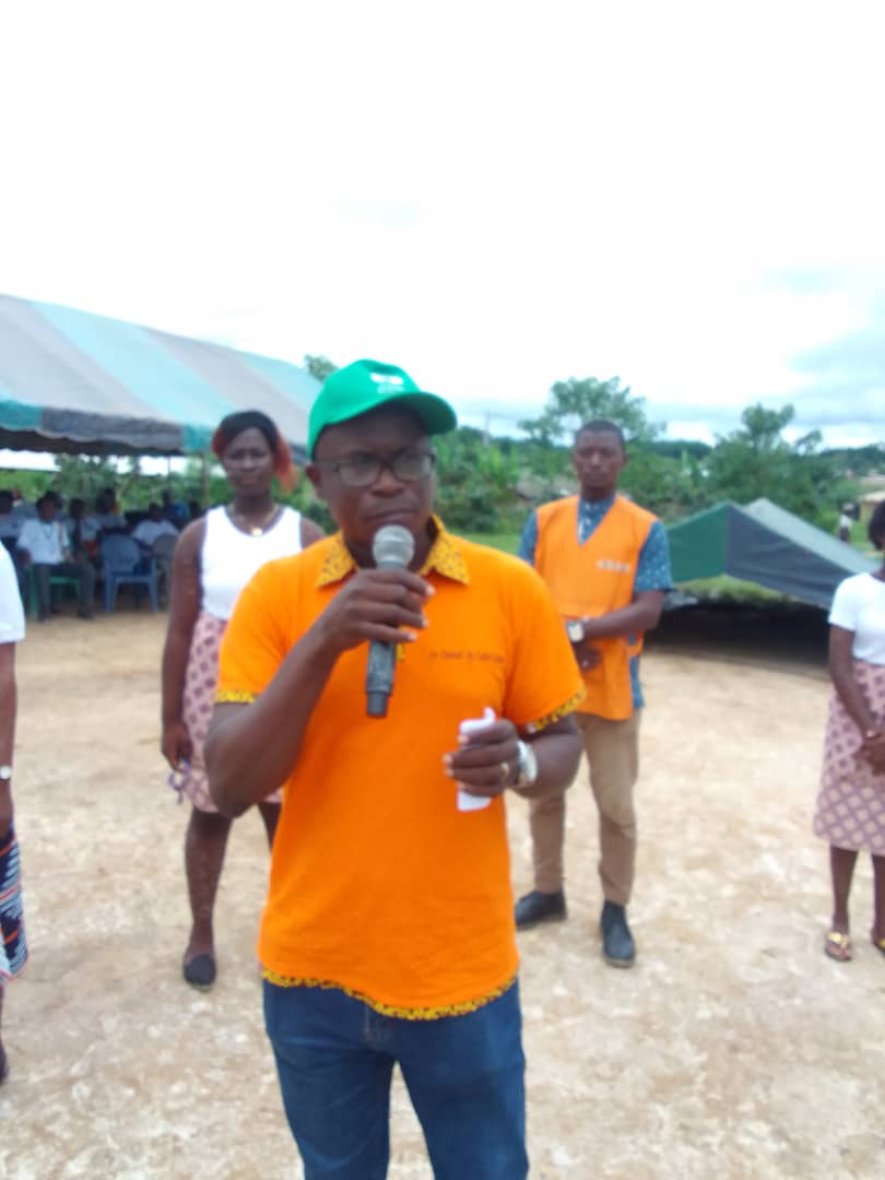 Elle Évariste explique aux planteurs, le mécanisme de la carte bancaire Elle Évariste explique aux planteurs, le mécanisme de la carte bancaire