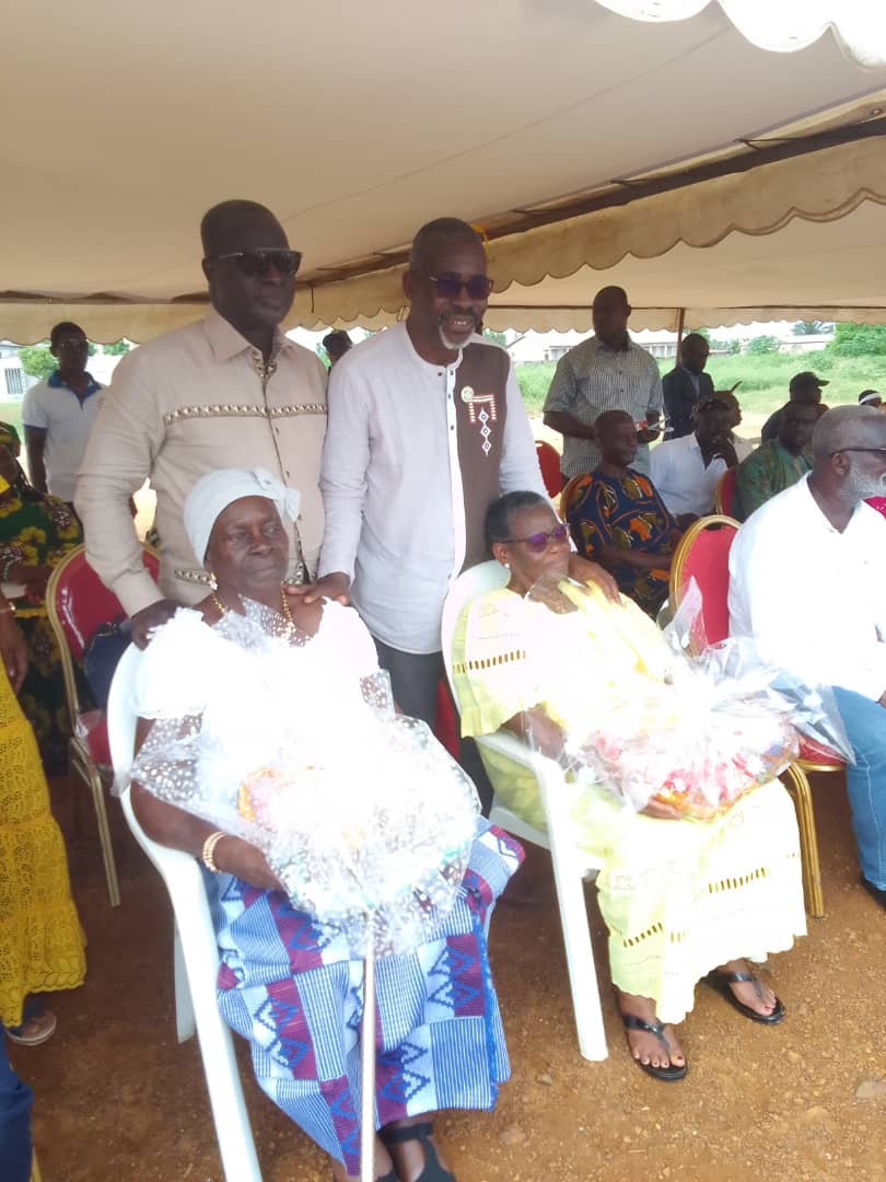 Le maire de Jacqueville Joachim Beugré et le ministre Essis Emmanuel étaient aux côtés des mamans Le maire de Jacqueville Joachim Beugré et le ministre Essis Emmanuel étaient aux côtés des mamans