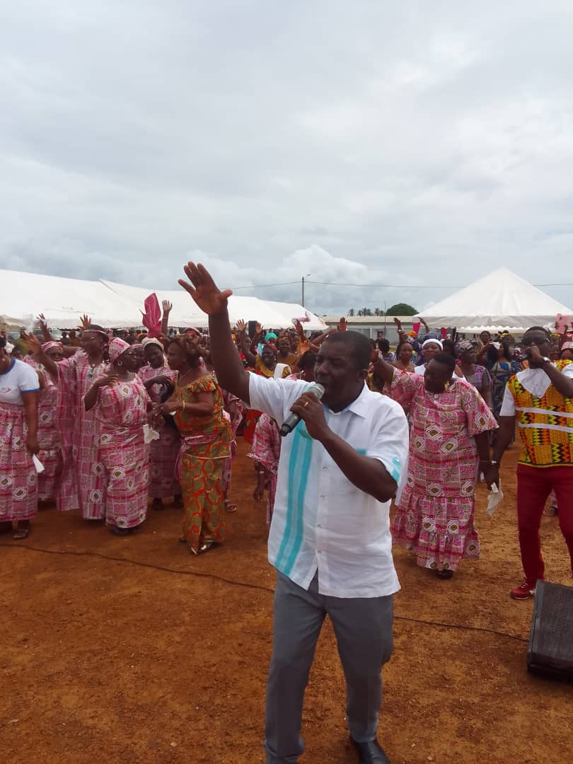 Les mamans dansant au son de la musique chrétienne Les mamans dansant au son de la musique chrétienne