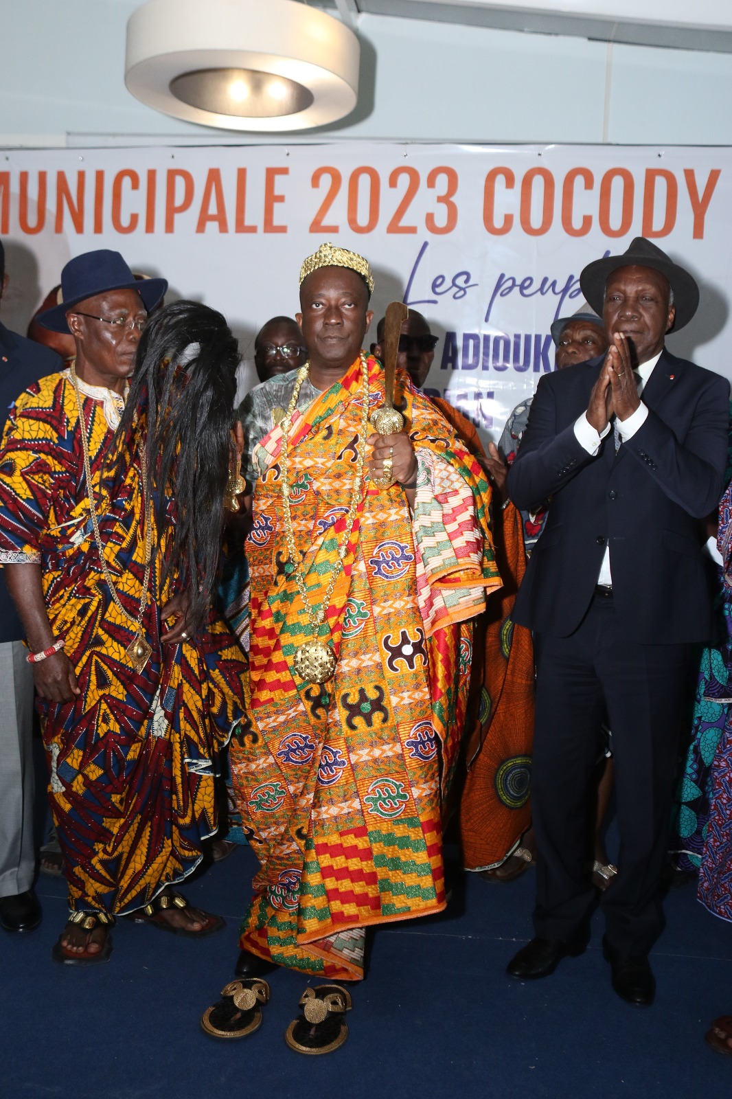 Éric Taba ( en tenue traditionnelle) accompagné du ministre gouverneur Lohouess Essoh Vincent ( à droite)