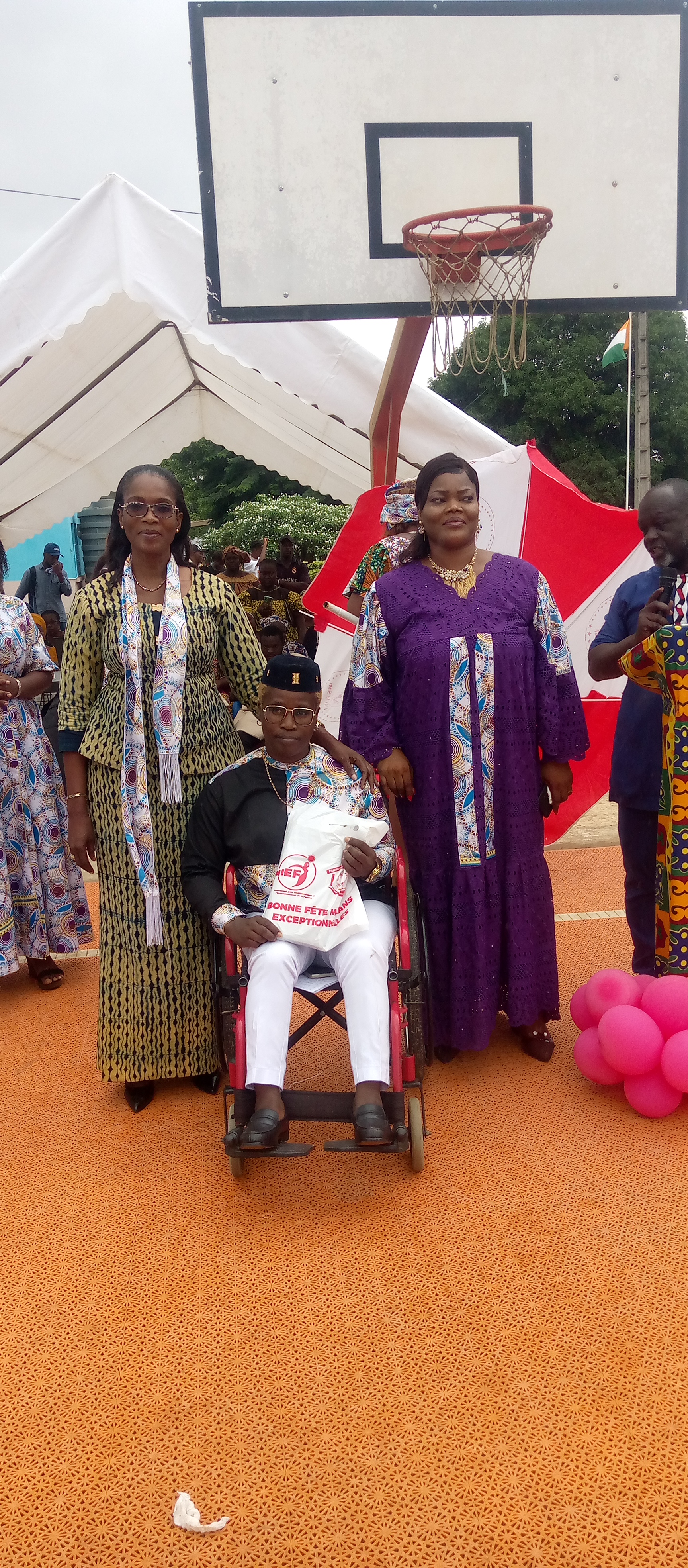 Les mamans handicapées et de substitution ont reçu plusieurs cadeaux Les mamans handicapées et de substitution ont reçu plusieurs cadeaux