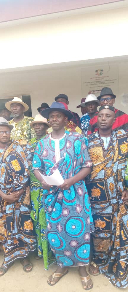 Le porte parole des chefs des villages de Jacqueville, Songahi Ponge Sylvain entouré de ses collègues Le porte parole des chefs des villages de Jacqueville, Songahi Ponge Sylvain entouré de ses collègues