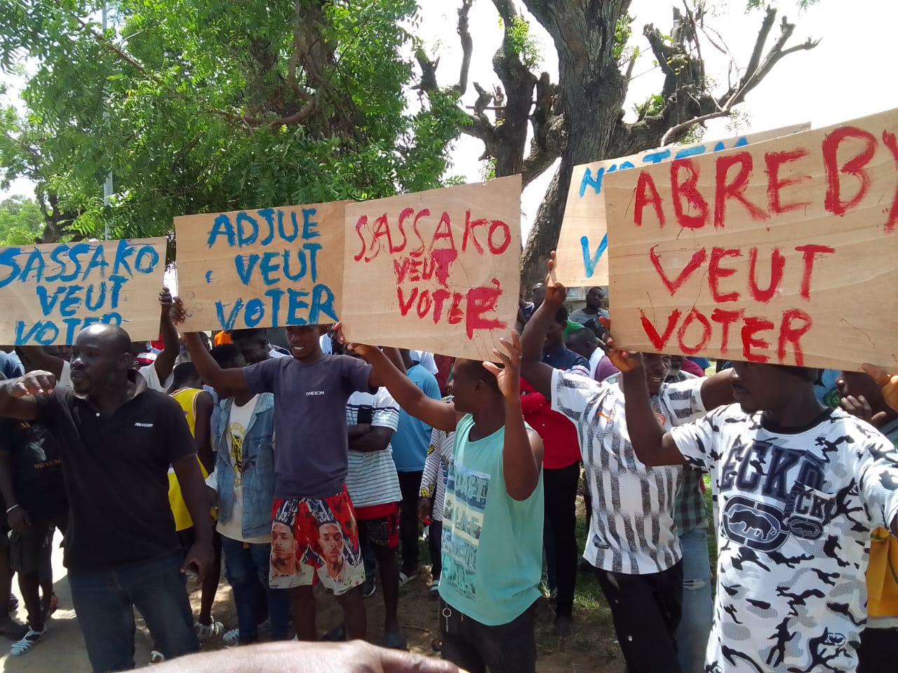 Les jeunes ont investi la devanture de la sous préfecture de Jacqueville Les jeunes ont investi la devanture de la sous préfecture de Jacqueville
