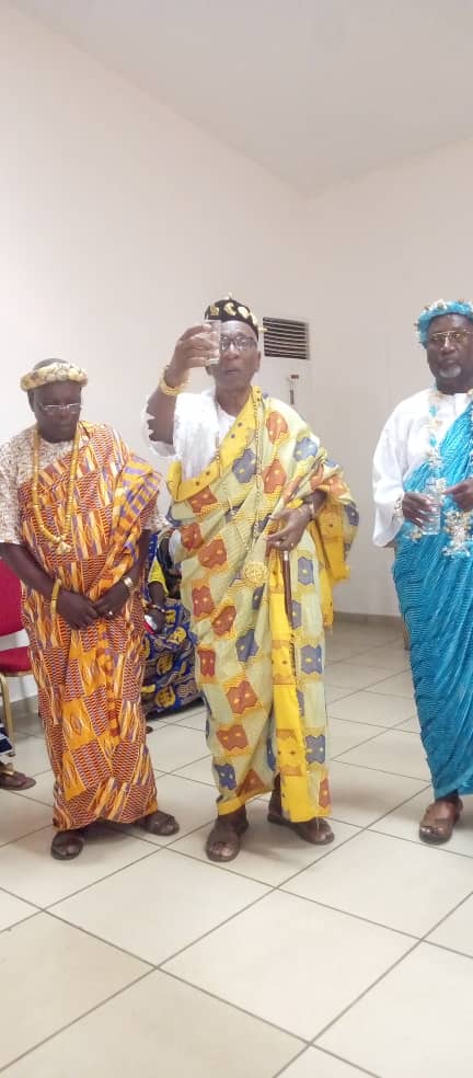 La libation faite par le chef Gnamba Hilaire de Débrimou La libation faite par le chef Gnamba Hilaire de Débrimou