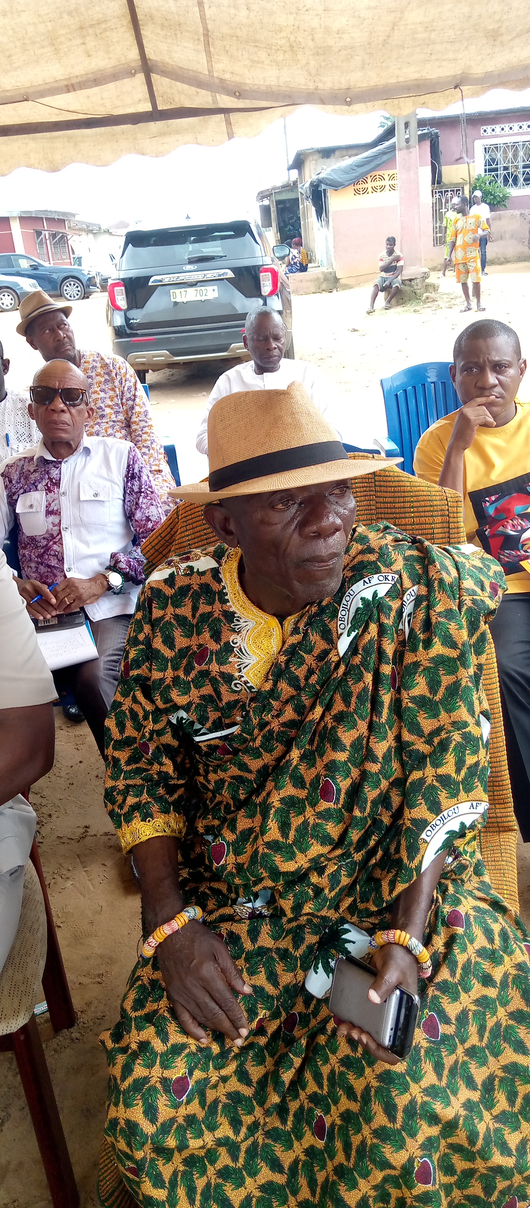 M. Gnagne Adou Clément, chef intérimaire fait la paix avec.... M. Gnagne Adou Clément, chef intérimaire fait la paix avec....