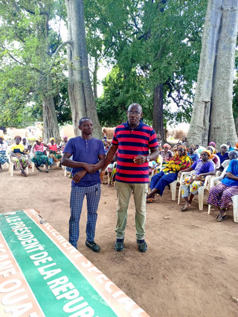 Le sous préfet de Bahouakaha, M. Beugré Jean Paul, expliquant aux populations la nécessité de souscrire au Fnj Le sous préfet de Bahouakaha, M. Beugré Jean Paul, expliquant aux populations la nécessité de souscrire au Fnj