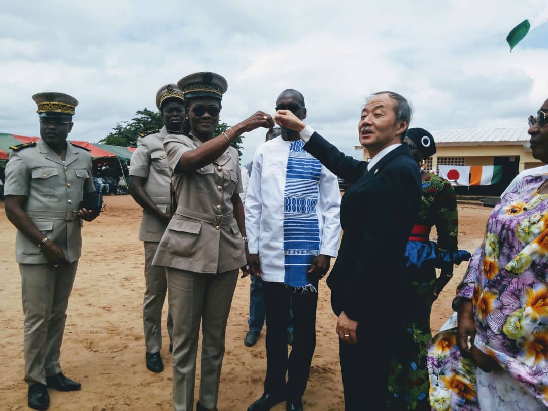 L'ambassadeur du Japon remettant les clés de l'Epp Kouétinfla au préfet de Sinfra