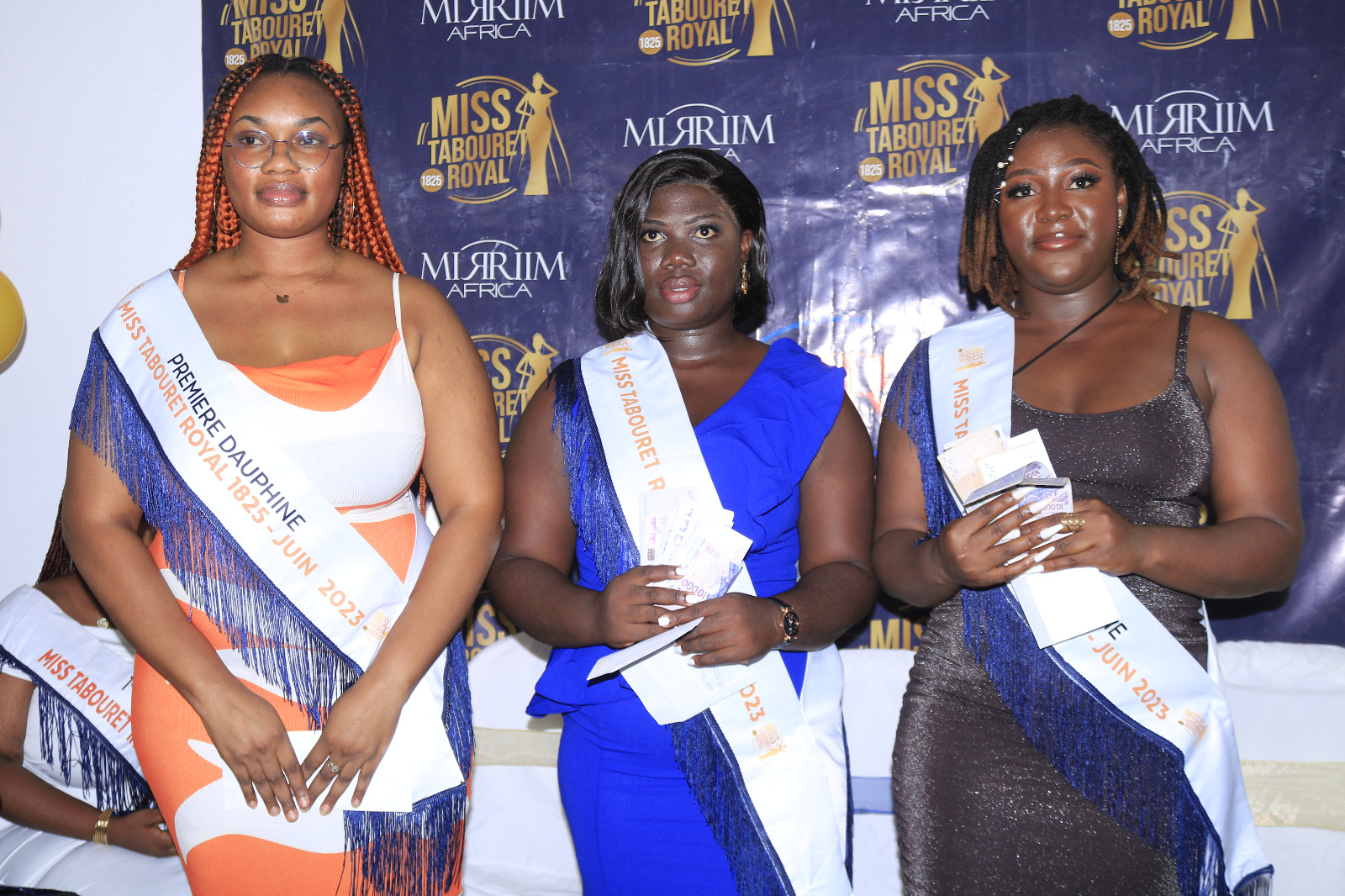 Miss Gouaméné Audrey (au centre) et ses dauphines lauréates de la présélection du mois de juin