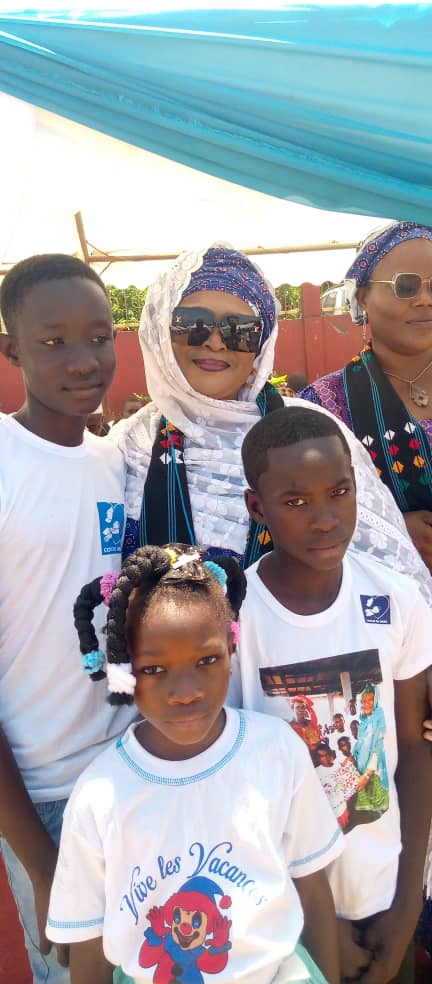 Mme Coulibaly Djénéba épouse Traoré entourée des orphelins Mme Coulibaly Djénéba épouse Traoré entourée des orphelins