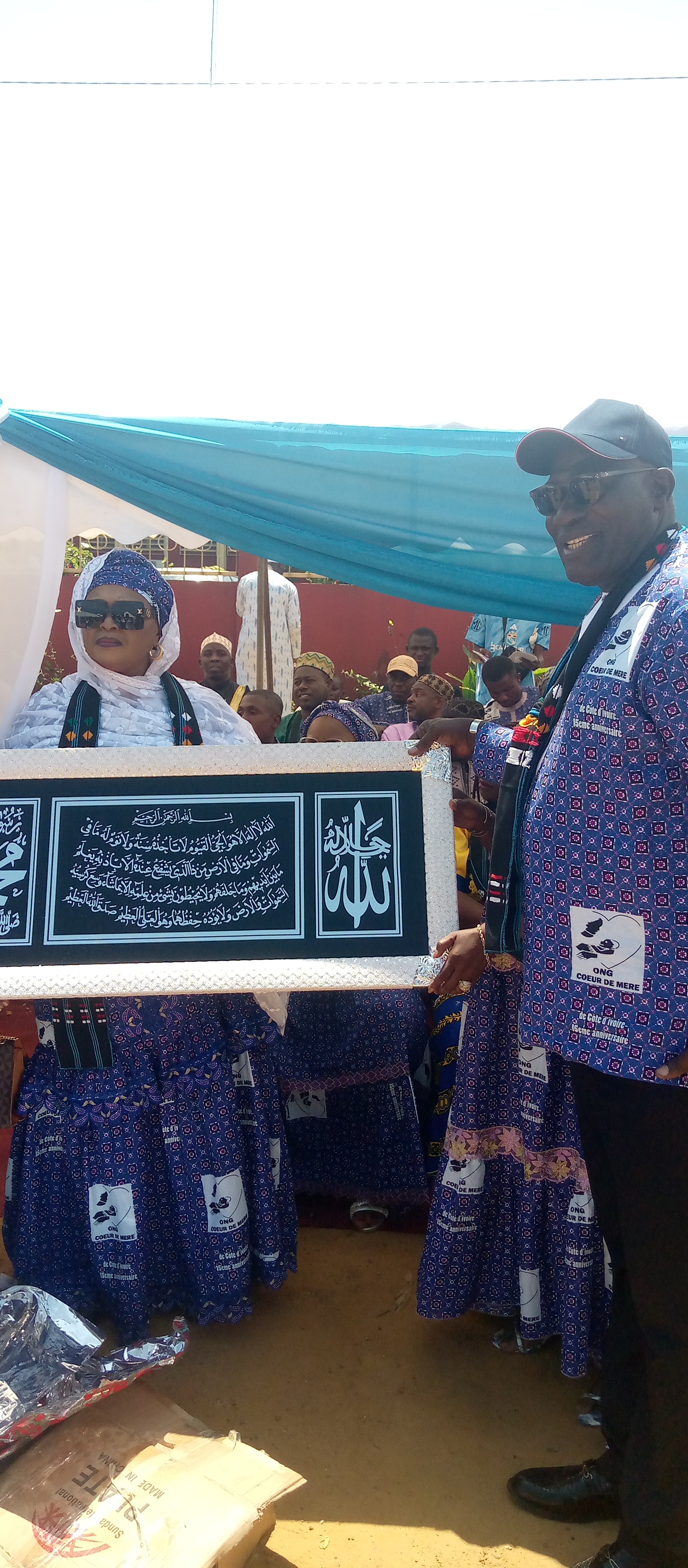 Mme Coulibaly Djénéba épouse Traoré remettant son présent au député-maire d'Adjamé